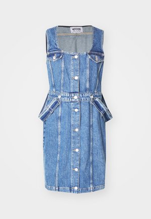 Denimové šaty so štvorcovým výstrihom, piatimi prednými gombíkmi, dvoma vreckami s chlopňami a opaskom na páse. Svetlomodrá farba s vertikálnymi švami.