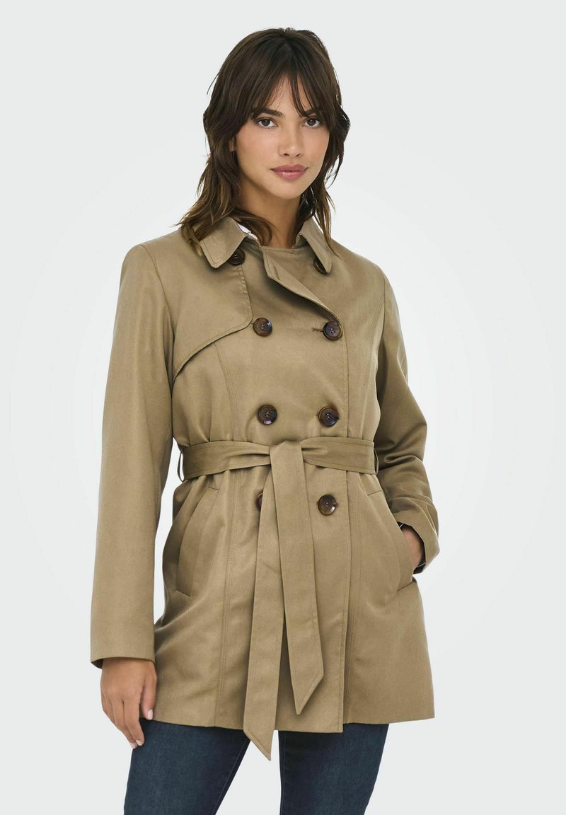 Khaki trench coat z gumbom na sprednji strani, z občutkom v pasu in dvema stranskima žepoma. Ima klasičen ovratnik in gladko teksturo tkanine.