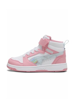 Baskets montantes blanches et roses en cuir synthétique, à lacets et fermeture Velcro, avec un logo latéral réfléchissant et une pointe perforée.