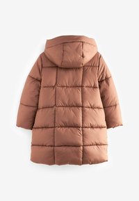 Brun pufjakke med hætte, der har et kviltet design. Materialet ser glat og blødt ud med en boxy, oversized pasform.