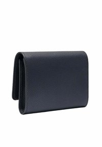 Cartera de piel negra texturizada con un borde suave, que presenta un diseño plegado. La superficie muestra un acabado estampado que proporciona agarre y estilo.