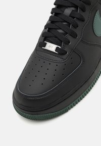 Nike Sportswear AIR FORCE 1 '07 - Tenisky - black/vintage green