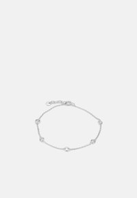 Bracciale in argento con catena caratterizzata da cristalli rotondi distribuiti uniformemente lungo la catena, con chiusura a moschettone e intricati anelli testurizzati.