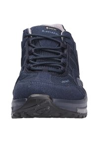 Scarpe da trekking blu navy con una combinazione di tessuto e rete, tomaia testurizzata, allacciatura tradizionale e suola in gomma nera.