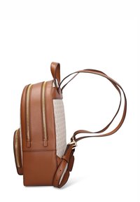 Sac à dos en cuir marron clair avec panneau beige texturé, deux compartiments à fermeture éclair dorée, et bretelles réglables marron. Poche latérale incluse.