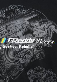 Fekete póló, amelyen egy textúrázott, részletes szürke illusztráció látható egy motorról, fehér szöveggel: "GReddy ゲレディ" és "Destroy, Rebuild."