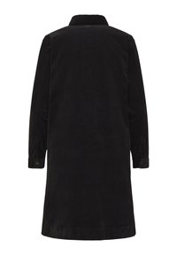 Haină neagră din catifea cu croială dreaptă, mâneci lungi, manșete cu nasturi și guler clasic. Textură netedă și design până la genunchi.