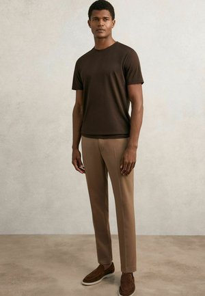 REGULAR FIT BLESS CREW NECK - Základné tričko - coco brown