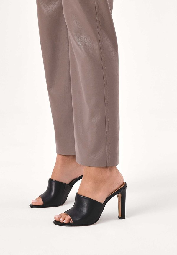 FREESIA - Pantolette hoch