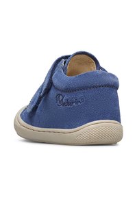 Zapato infantil de ante azul con puntera redondeada, cordones elásticos y una suela de goma beige que presenta un agarre texturizado y un logotipo bordado.