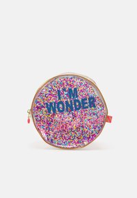 Borsa cosmetica rotonda con un design trasparente e luccicante, caratterizzata da glitter multicolori e dalla scritta "I'M WONDER" in blu con un accento rosa. Cerniera dorata.