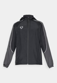 Sort atletisk jakke med hætte, sølvdetaljer, lynlås foran, elastiske manchetter og logo på brystet. Letvægtsmateriale med glat tekstur.