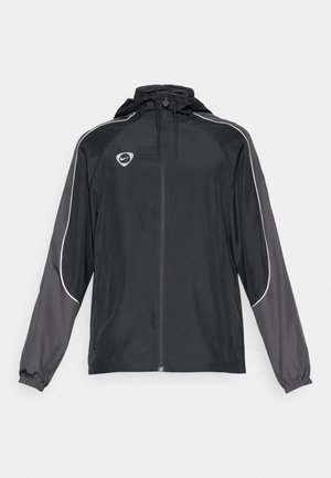 Veste de sport noire avec capuche, accents argentés, fermeture éclair sur le devant, poignets élastiques et logo sur la poitrine. Texture légère et lisse.
