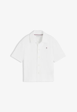Weißes kurzärmeliges Hemd mit Knöpfen, Kragen und kleinem Tommy Hilfiger Logo auf der linken Brust.