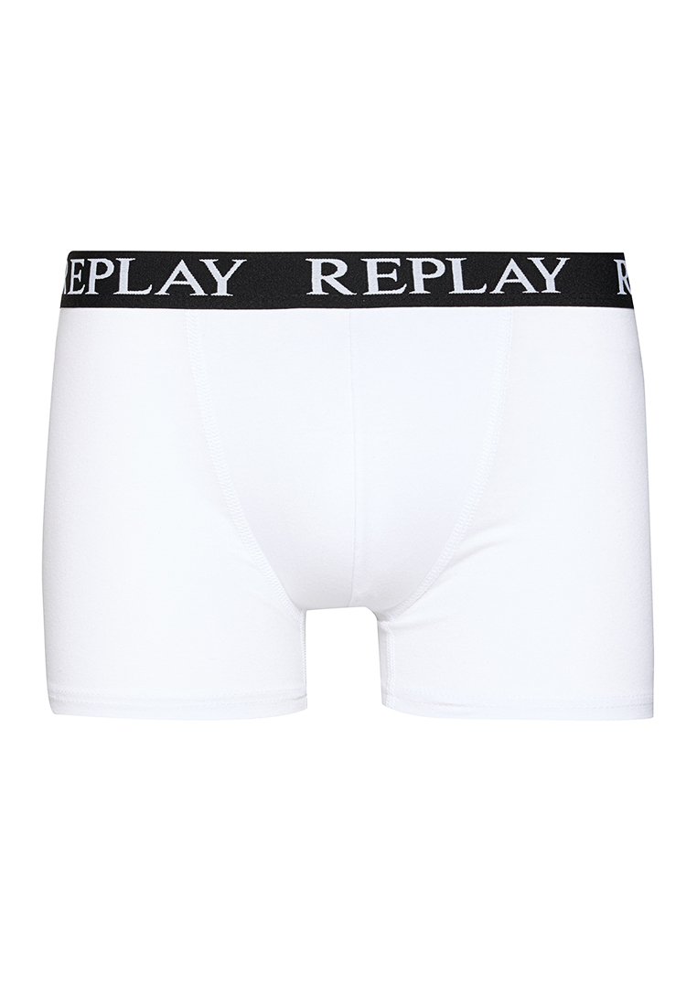 Weiße Baumwoll-Boxershorts mit einem schwarzen Bündchen, auf dem der Markenname "REPLAY" in weißen Buchstaben aufgedruckt ist. Weiches Material, figurbetonter Schnitt.