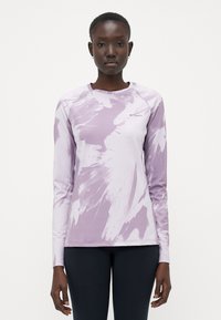 Dlouhý rukáv atletického trička ve světle fialové barvě s tie-dye vzorem, vyrobeného z texturované, vlhkost odvádějící tkaniny; má kulatý výstřih.
