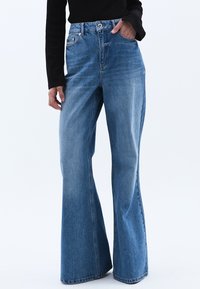 Valittu, mid blue denim