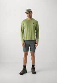 Patagonia COOL DAILY GRAPHIC LANDS - Hosszú ujjú felső - buckhorn green