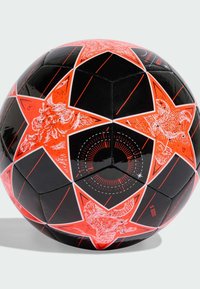 Pallone da calcio nero e arancione, con forme a stella, illustrazioni di animali e un disegno circolare centrale. Superficie testurizzata per una presa migliore. Taglia 5.