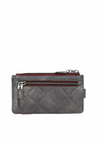 Cartera de cuero gris con un patrón de diamantes, que presenta un bolsillo con cremallera y acentos en burdeos. Textura suave con detalles en metal plateado.