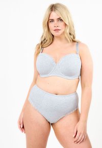 Harmaa alusvaatesetti, jossa on kevyesti pehmustettu rintaliivi, jossa on aallotetut reunat sekä yhteensopivat korkeavyötäröiset alushousut, molemmat pehmeästä, teksturoidusta materiaalista.