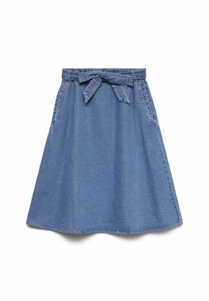 Denim nederdel i lyseblå med et bredt, flagrende design, en bundet bælte i taljen og sidelommer. Glat tekstur med afsluttet kant.