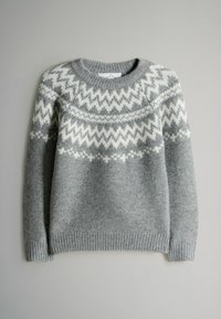 Maglione di lana grigio chiaro con motivi geometrici bianchi sulla spalla. Collo a giro e polsini e orlo a coste. Morbida texture e spessore medio.