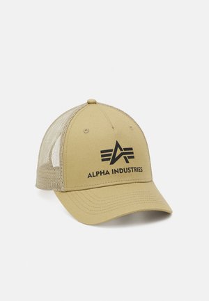 Beige Baseballkappe mit Mesh-Rückseite und schwarzem "Alpha Industries"-Logo und Schriftzug auf dem Vorderpanel, vor einem einfachen hellen Hintergrund.