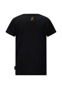 T-shirt nera con scollatura rotonda e maniche corte. Il tessuto testurizzato presenta un piccolo logo dorato sulla parte superiore della schiena.