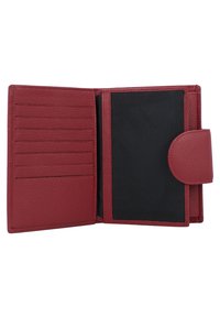 Portafoglio rosso in pelle con superficie testurizzata, sette scomparti per carte e fodera in tessuto nero. Presenta una chiusura a scatto su un lato.