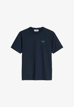 Marineblauw T-shirt met korte mouwen en ronde hals, met kleine turquoise tekst "marcopolo denim" op de linkerborst.