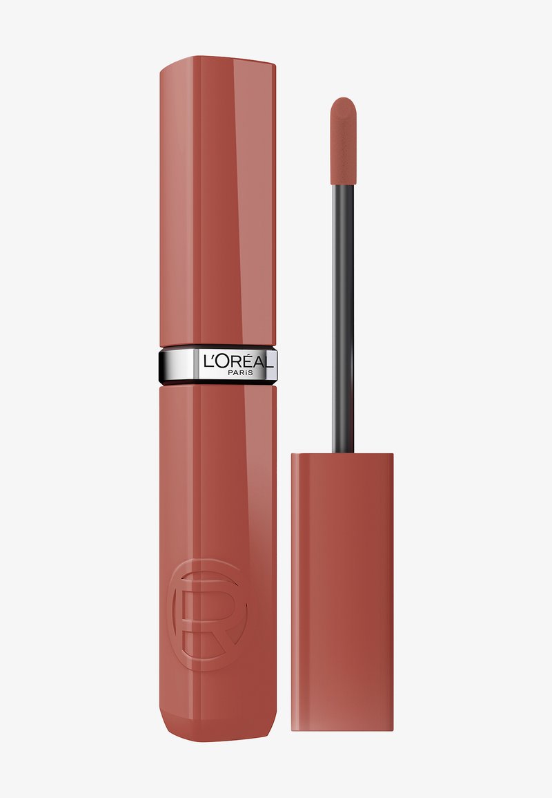 Rouge à lèvres liquide mat L'Oréal Paris en couleur terre cuite douce avec applicateur à côté du tube fermé.