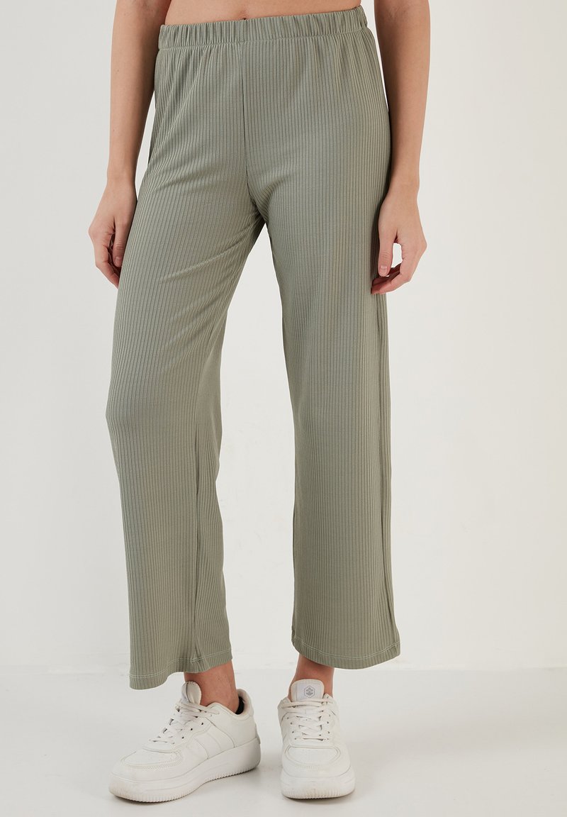 LELA REGULAR FIT - Hlače - almond green
