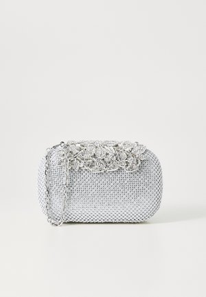 Sac en perles argentées avec des embellissements floraux sur le dessus, doté d'une bandoulière en chaîne, d'une forme arrondie et d'une surface texturée.