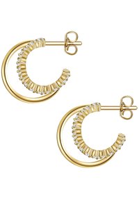 Zelta auskari ar ribotu dizainu, kuros ir iemontēts mirdzošs caurspīdīgs akmens gar līkni, nostiprināti ar pēdiņu aizmugurē.