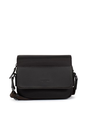 Czarna torebka na ramię z przednią klapką, regulowanym paskiem, teksturowaną górną częścią i wytłoczonym logo "HEXAGONA Paris" na przedniej klapce.