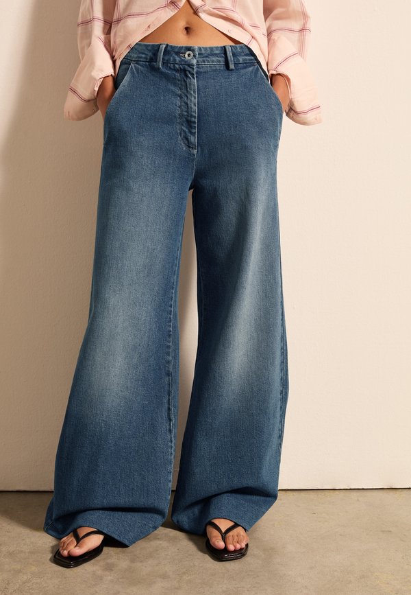 WIDE - Flared Jeans - medium wash