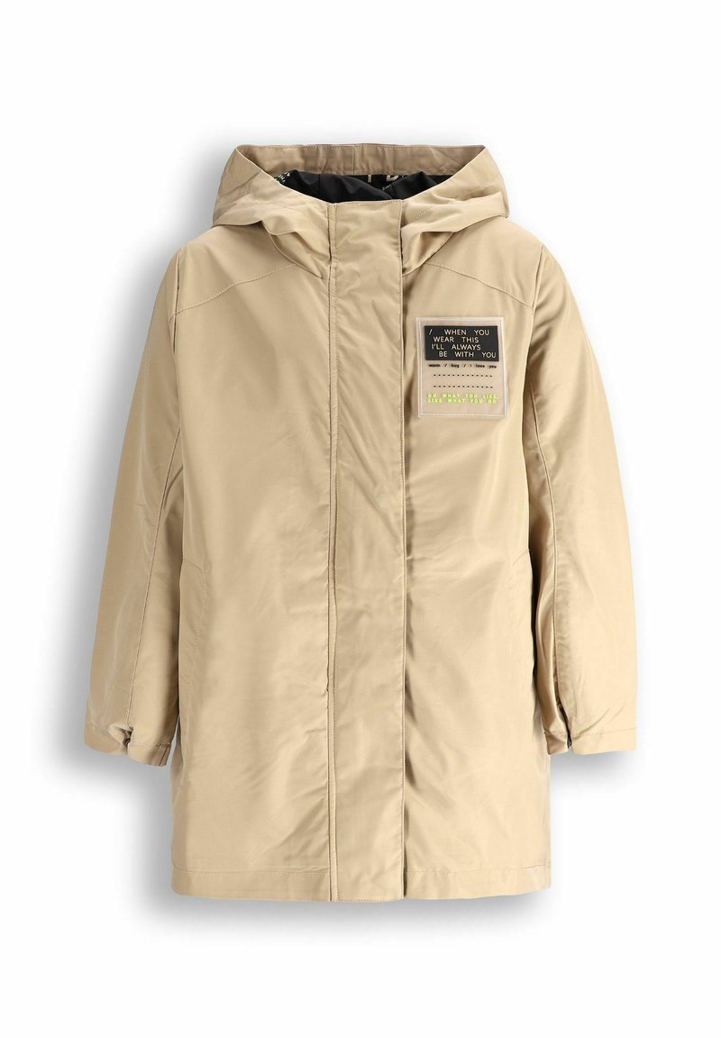 Beżowa kurtka wierzchnia z kapturem, z przodem z naszywką z tekstem, z zapięciem na zamek oraz teksturowanym materiałem. Długie rękawy i luźny krój.