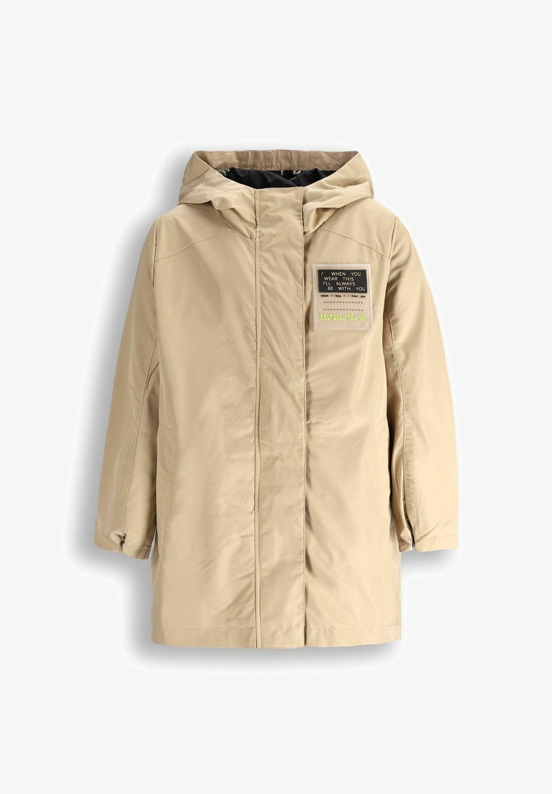 Beżowa kurtka wierzchnia z kapturem, z przodem z naszywką z tekstem, z zapięciem na zamek oraz teksturowanym materiałem. Długie rękawy i luźny krój.