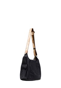 Borsa a spalla nera in nylon con una tracolla beige a trama texturizzata e dettagli dorati. Presenta una tasca laterale e una chiusura a zip.