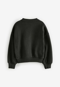 Sudadera recortada negra con cuello redondo, hombros caídos, puños y dobladillo acanalados. Fabricada de una tela suave con un acabado mate.
