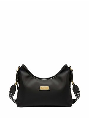 Sac d'épaule en cuir noir avec dessus incurvé, plaque de marque rectangulaire dorée et bandoulière en tissu noir et blanc réglable avec ferrures dorées.