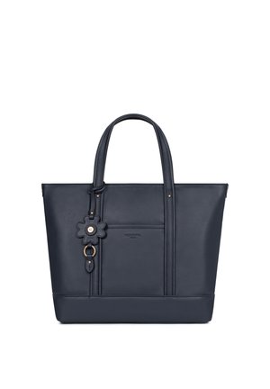 Donkerblauwe leren draagtas met dubbele handvatten, voorkantvak en een bevestigd bloemvormig leren bedeltje met gouden ring en knoop.