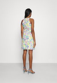 Robe à imprimé floral avec des fleurs multicolores sur un fond clair, design sans manches, taille cintrée et jupe évasée.