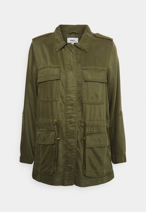 Utility-jakke i olivengrøn med fire forlommer med klapper, justerbare taljesnore, skulderstropper med knapper og lange ærmer.