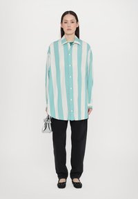 Sunnei MEGA OVER SHIRT TIE - Nööpidega pluus - off white/green