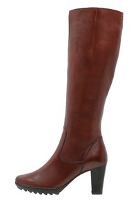 Bota alta hasta la rodilla de cuero marrón con acabado liso, punta afilada y tacón grueso. Suela texturizada para mejor agarre y una inserción elástica lateral.