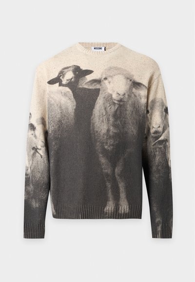 Pull beige et gris affichant une impression photoréaliste de plusieurs moutons vus de face, avec poignets et ourlet côtelés.
