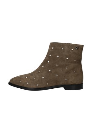 Brauner Wildleder-Stiefeletten mit silbernen Nieten, flacher schwarzer Sohle, seitlichem Reißverschluss und kleinem Logo nahe dem oberen Rand.