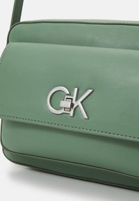 Calvin Klein RE LOCK CAMERA BAG - Borsa a tracolla - sea spray